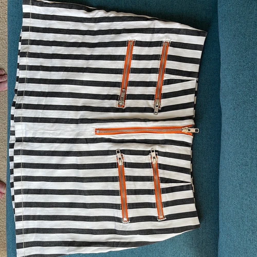 White/black jean skirt with zipper details